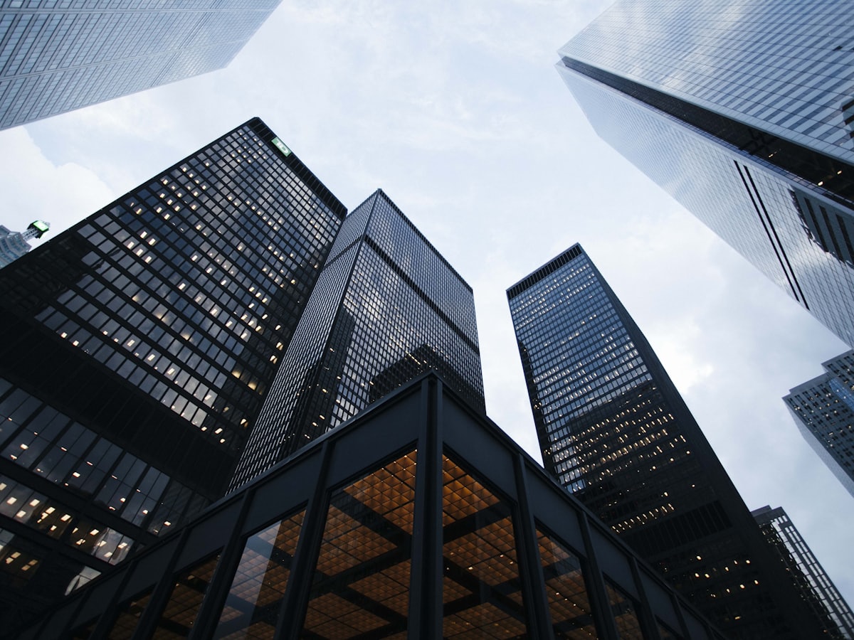Tours de bureaux vues en contre-plongée